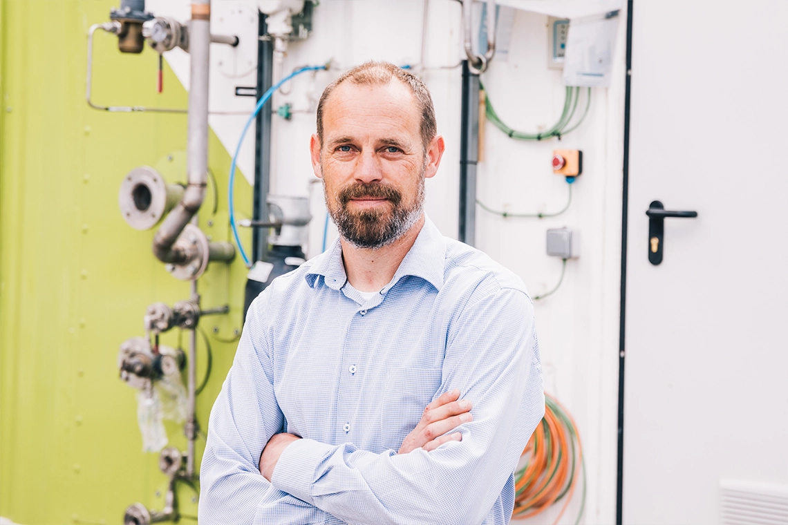 man kijkend naar camera